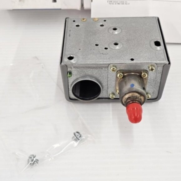 BNA -- Johnson Controls Open LOW PRESSURE Control P72AA-17C Range 50/500 PSIG - Picture 2 of 3